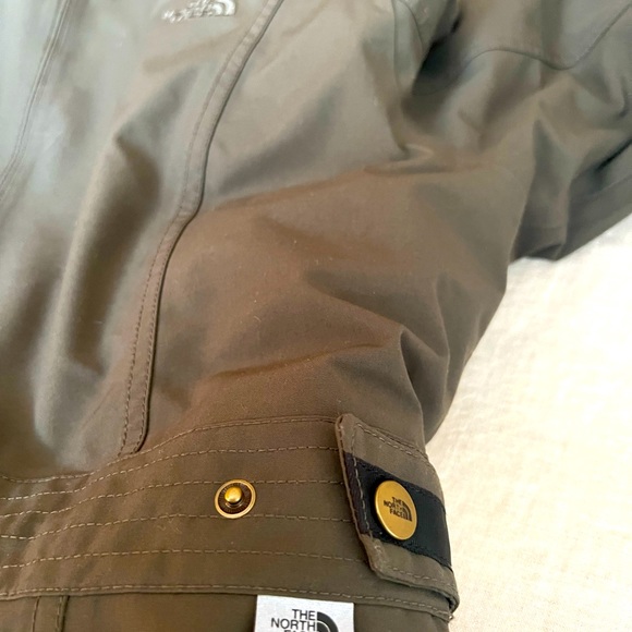 Woman’s North Face Winter Parka. Army green. - Picture 6 of 7